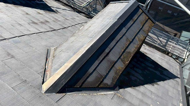 名東区で屋根カバー工事に伴い鳩小屋を撤去・解体した事例、シンプルな構造の屋根への変更工事もご検討ください！